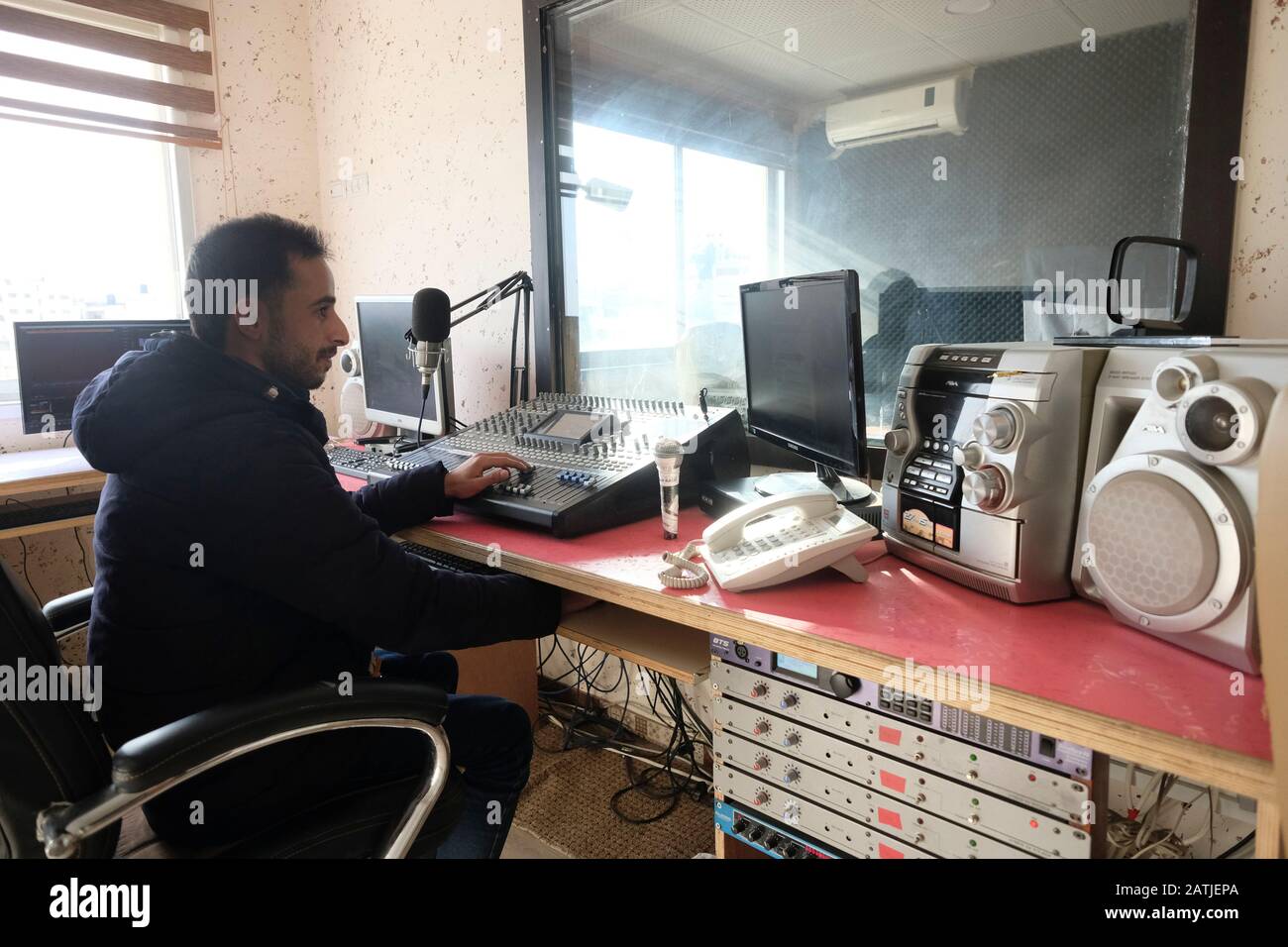 Un joven palestino que transmite a las 93,9 de la radio fm en la ciudad  palestina de Betania o lo que se conoce localmente como Al-Eizariya o  al-Azariya cerca de Jerusalén en