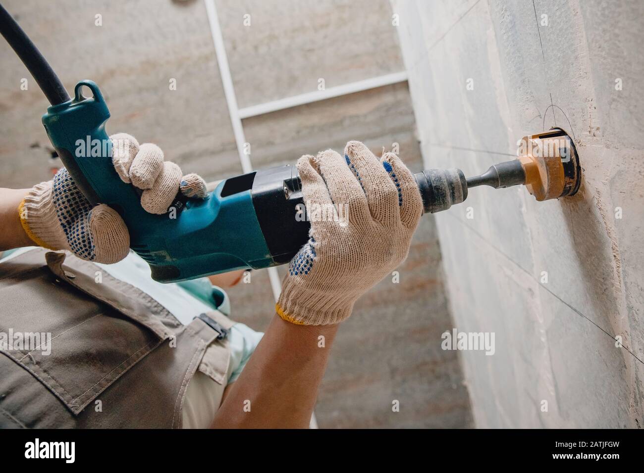 Taladro percutor neumático de trabajador de construcción en pared de  ladrillo de hormigón con corona de diamante para cable eléctrico, toma,  interruptor Fotografía de stock - Alamy