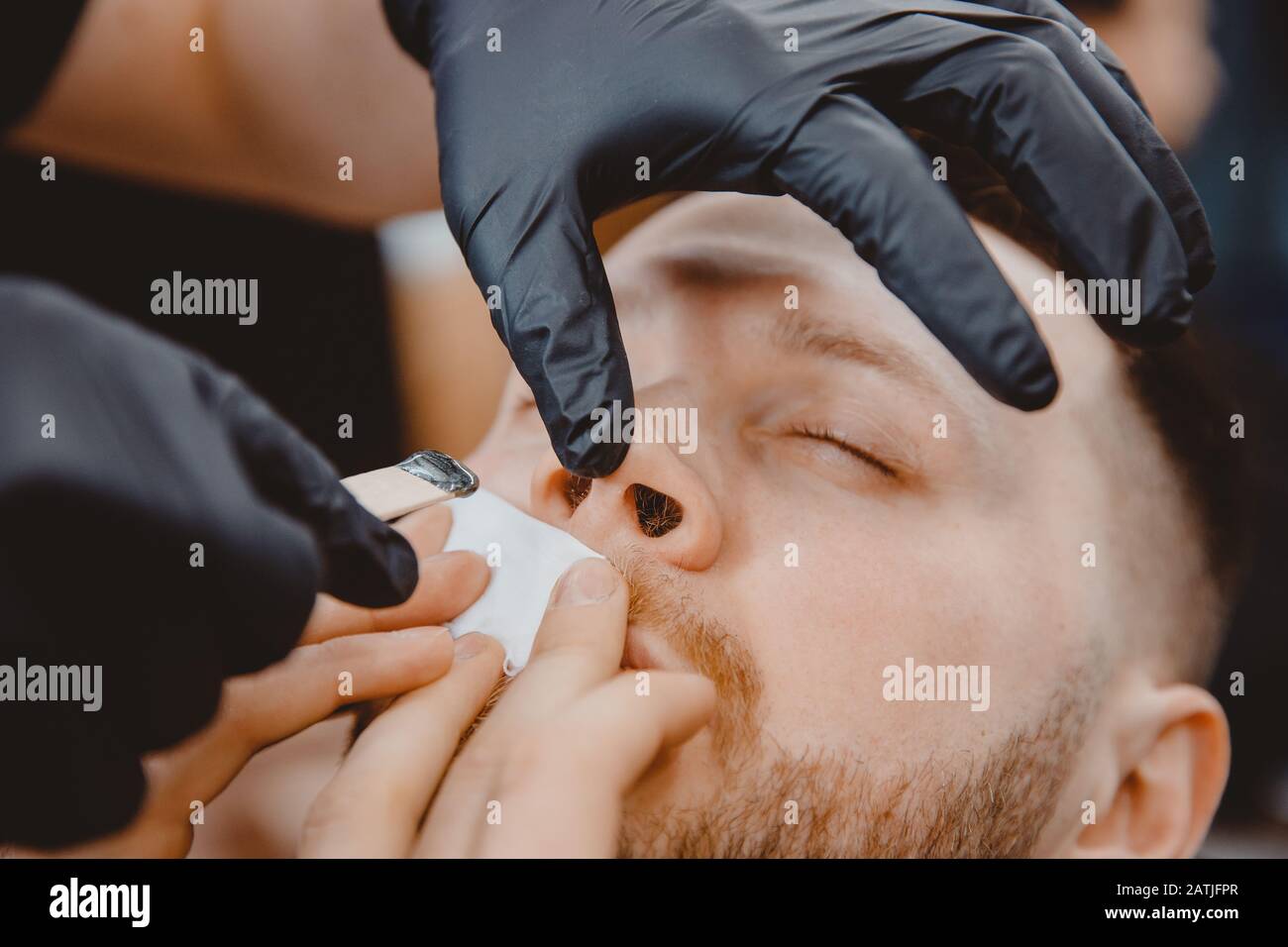 Eliminación del vello con cera de la nariz del hombre, belleza y  procedimientos de cuidado depilación en barbershop Fotografía de stock -  Alamy