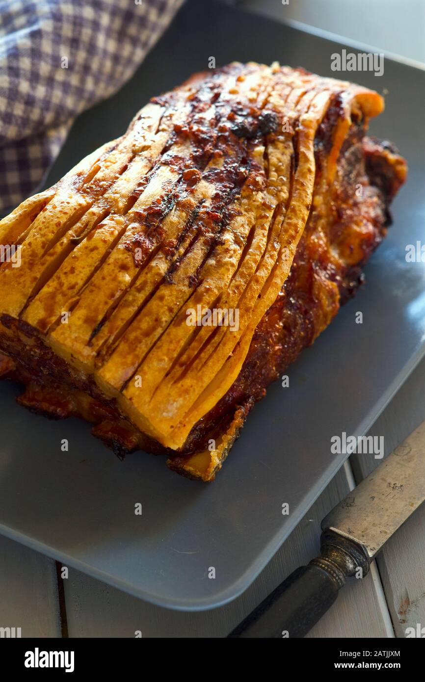 Cerdo Asado Con Piel Crepitante Foto de stock