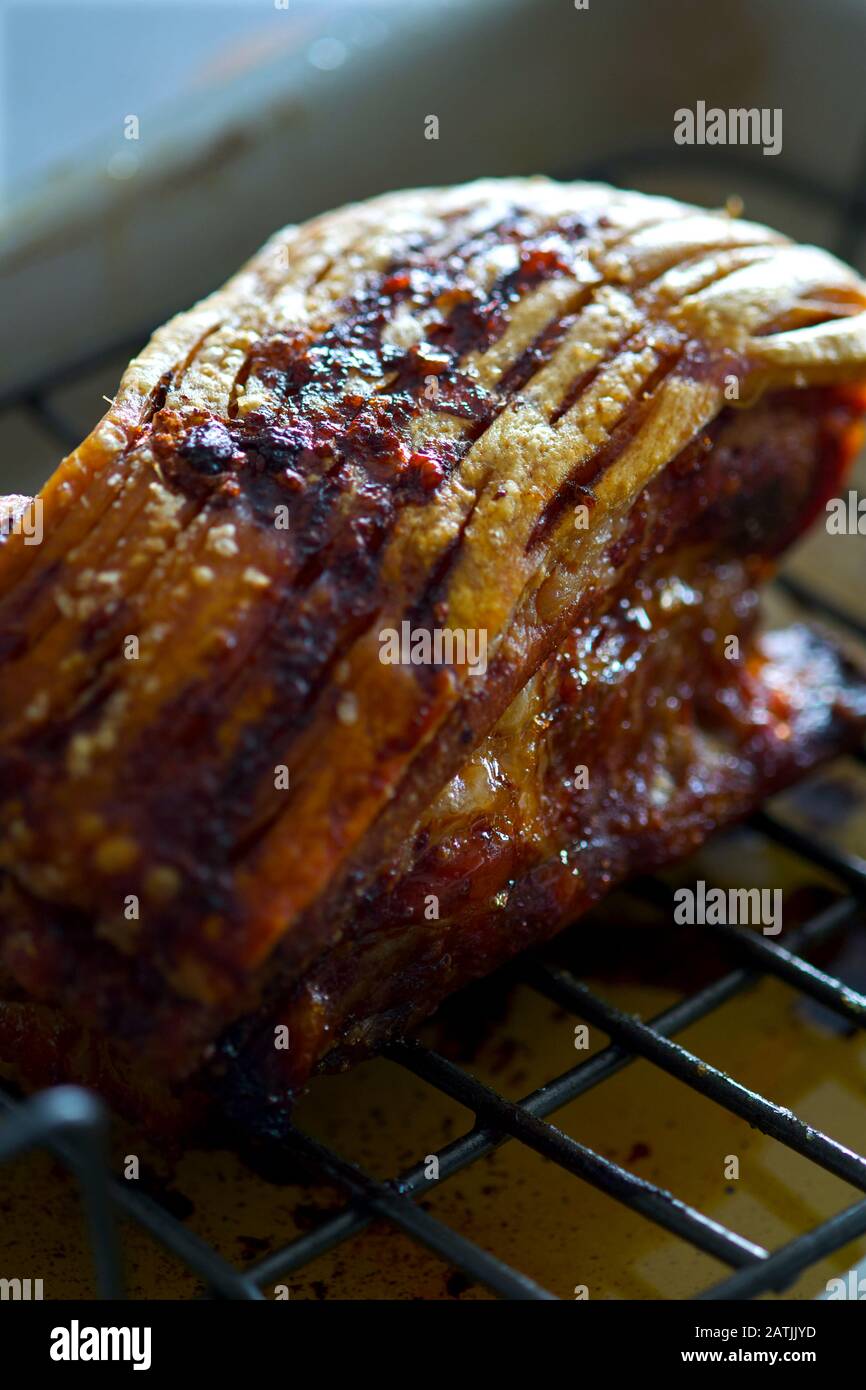 Cerdo Asado Con Piel Crepitante Foto de stock