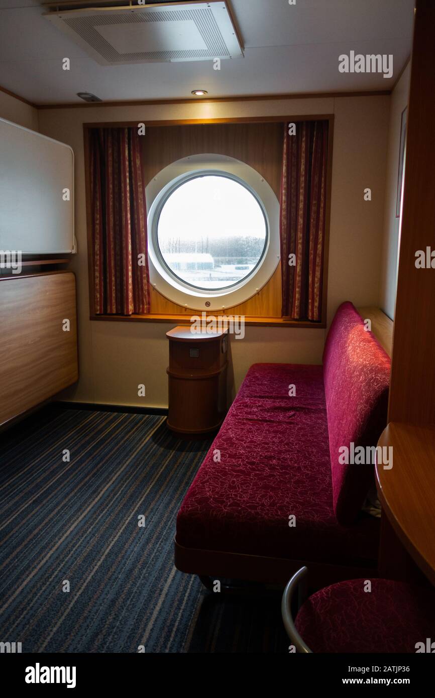 Dentro de una cabina básica con una ventana de un gran traficina de ferry de coche entre Suecia y Finlandia Foto de stock