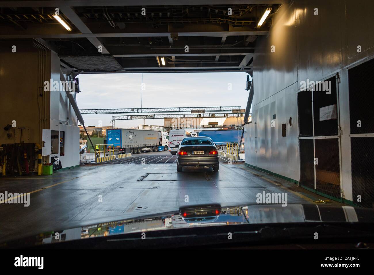 Editorial 08.31.2019 Estocolmo Suecia los coches y camiones se descargan del gran ferry de coches en el puerto Foto de stock