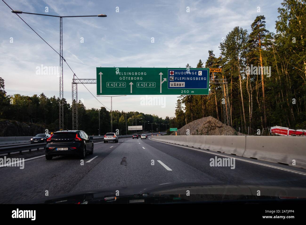 Editorial 08.31.2019 Estocolmo Suecia conducir por la autopista fuera de la ciudad con indicaciones hacia diferentes destinos Foto de stock