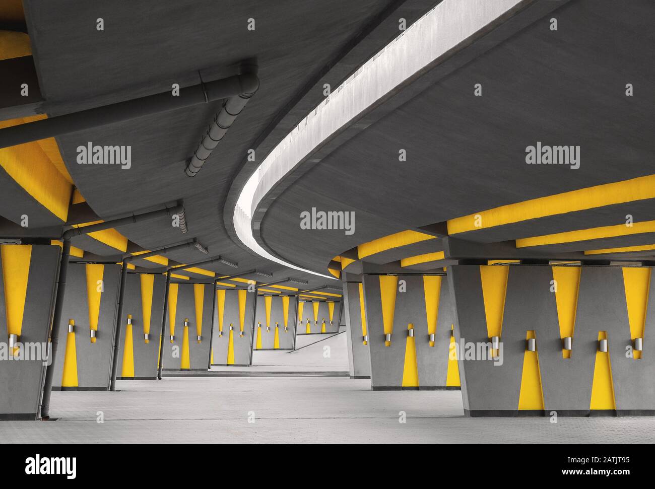 Característica arquitectónica con calle vacía bajo puente de automoción, perspectiva urbana y punto de fuga, infraestructura moderna de la ciudad Foto de stock