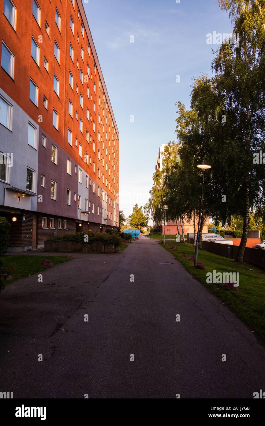 Editorial 08.31.2019 Estocolmo Suecia En los suburbios de Alby con grandes casas de apartamentos residenciales de bloques de hormigón en un día soleado Foto de stock