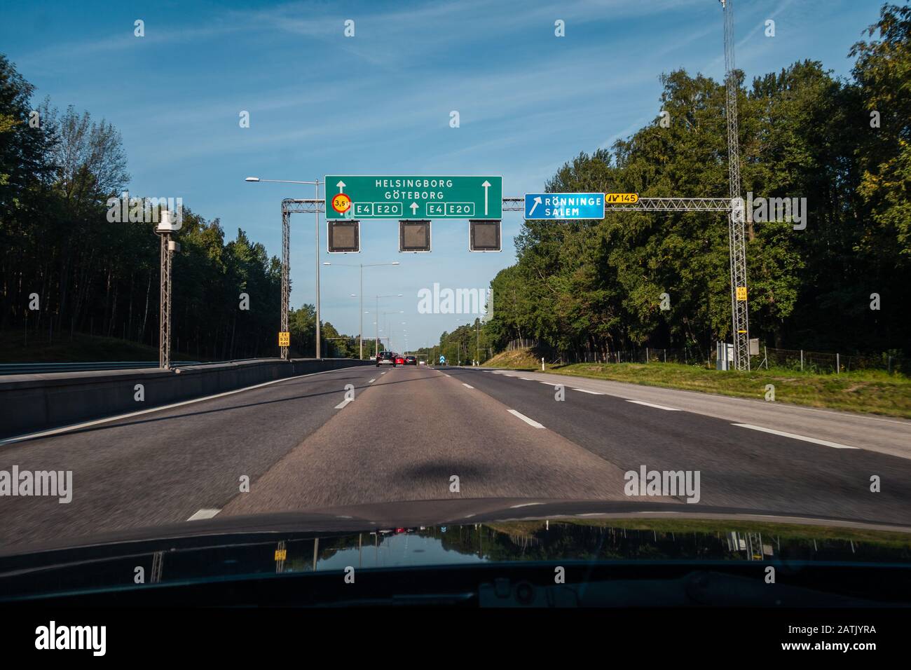 Editorial 08.31.2019 Estocolmo Suecia conducir hacia el oeste por la autopista E4 con un cartel sobre la carretera en un día soleado Foto de stock