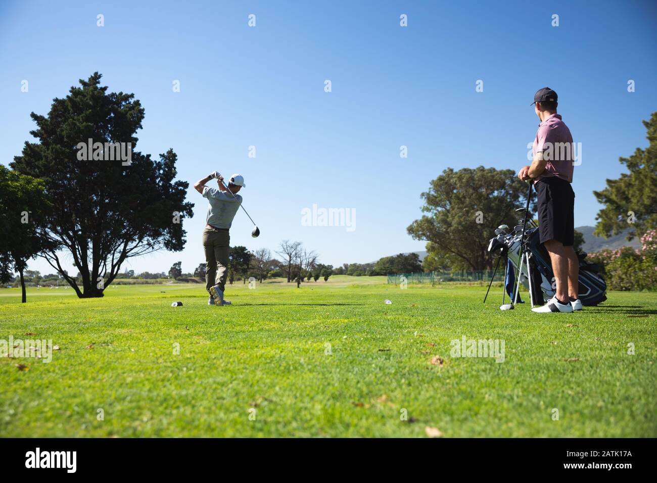 Los golfistas jugando al golf Foto de stock