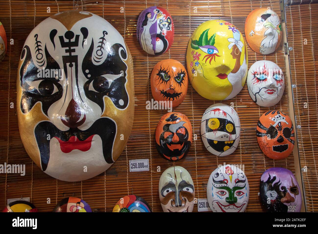 Máscaras culturales pintadas a mano hechas después de los personajes  teatrales del arte de la representación vietnamita, Cada máscara expresa  una emoción de un acto de arte Fotografía de stock - Alamy