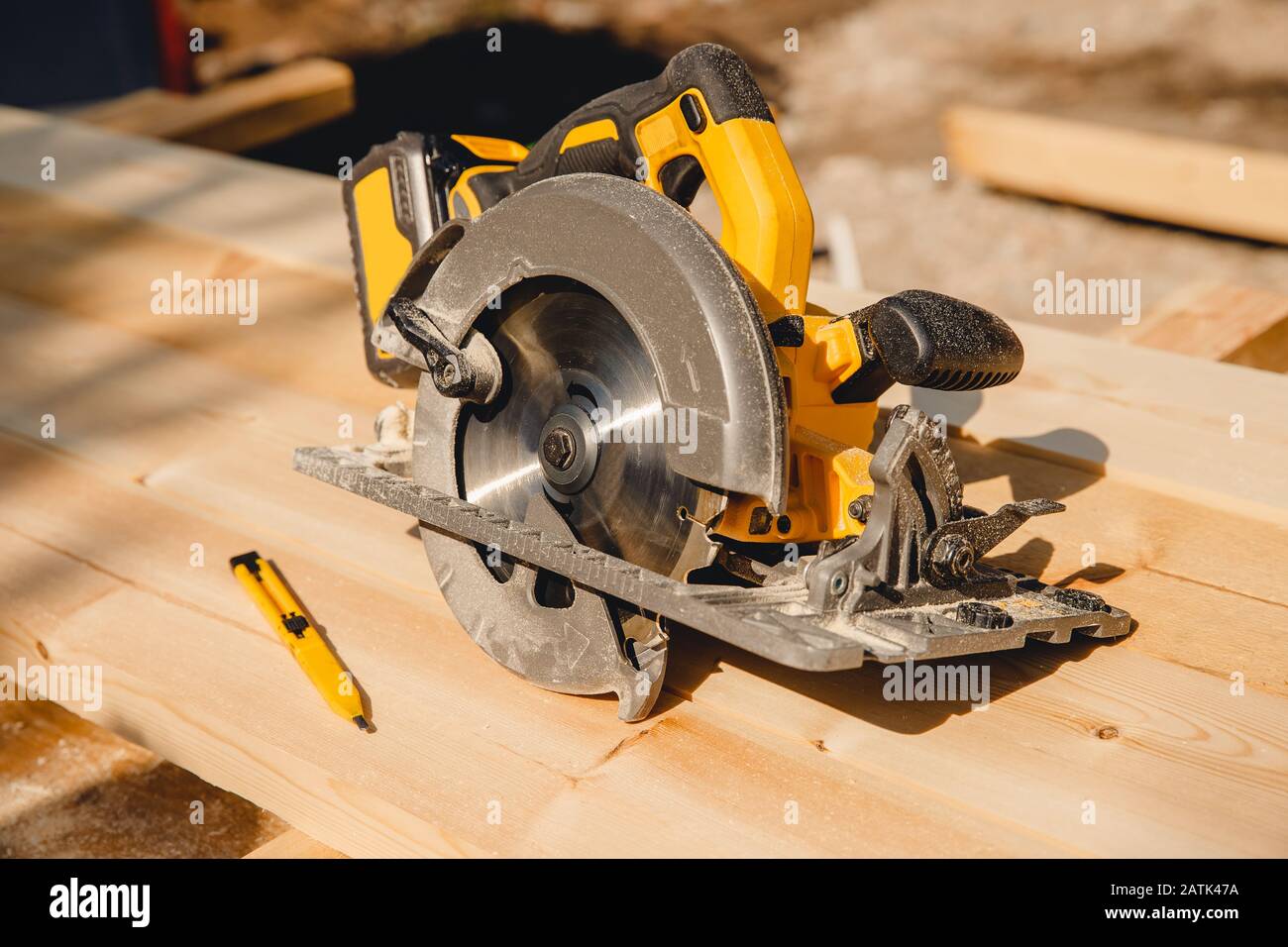 Sierra circular de herramienta portátil para cortar madera Fotografía stock - Alamy