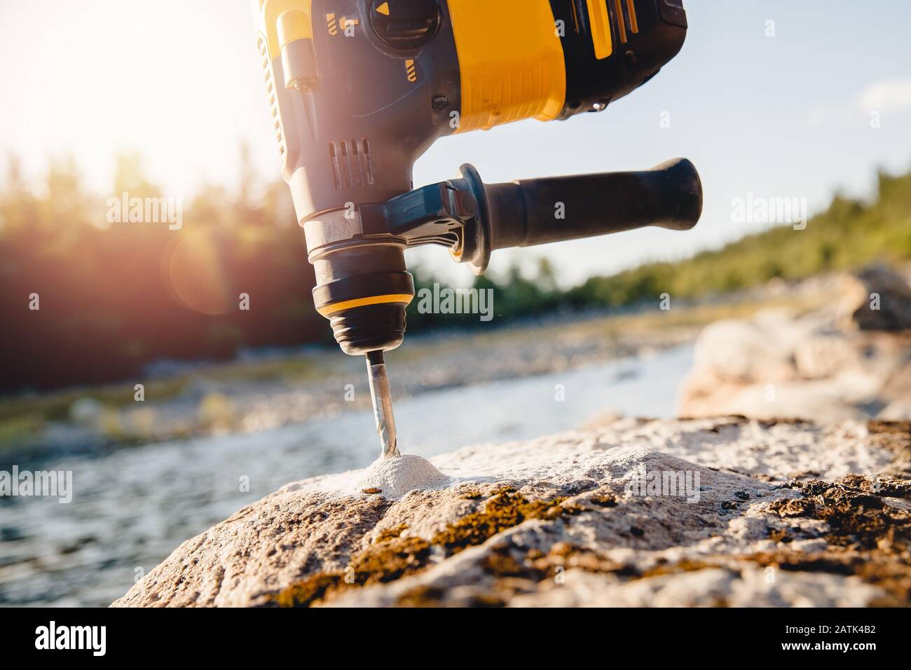 Taladro para agujeros en paredes de piedra y ladrillo, herramienta  profesional Fotografía de stock - Alamy