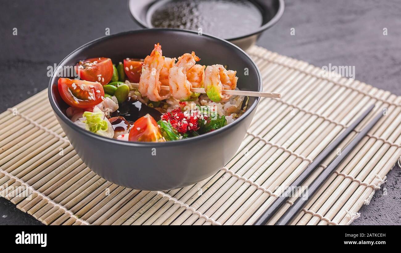Arroz frito con verduras, frijoles y camarones. Comida asiática. Espacio de copia Foto de stock