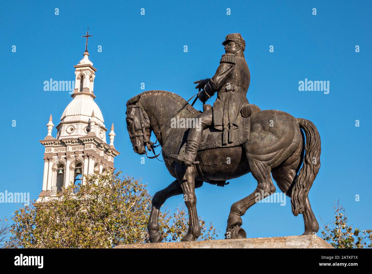 Monumento al General Ignacio Zaragoza con el campanario de la Iglesia Sagrado corazón de Jesús Monumento al General Ignacio Zaragoza con el campanario de la Iglesia Sagrado corazón de Jesús