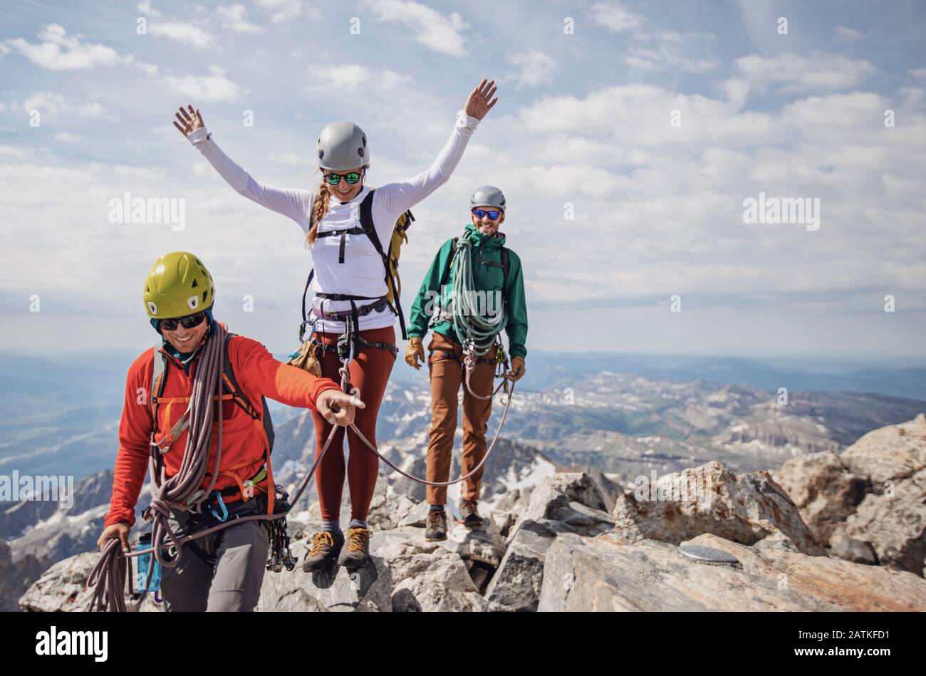 Tres escaladores celebran la cumbre de Grand Teton, Wyoming Foto de stock