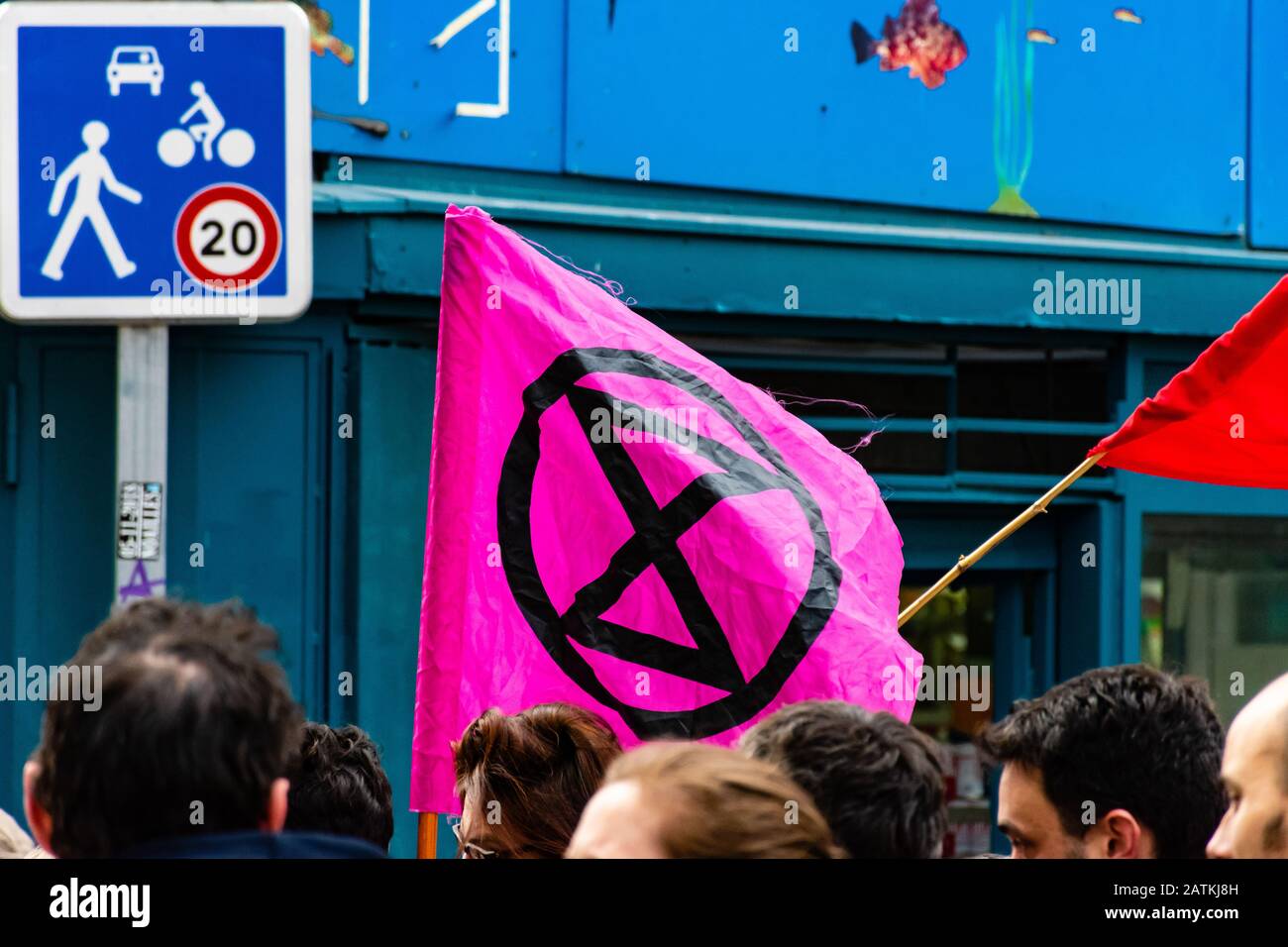 Marsella, Francia - 25 de enero de 2020: Manifestante llevando La bandera Rebellion De Extinción durante un 'arche de la colère' ('arco de ira') sobre asuntos de vivienda Foto de stock