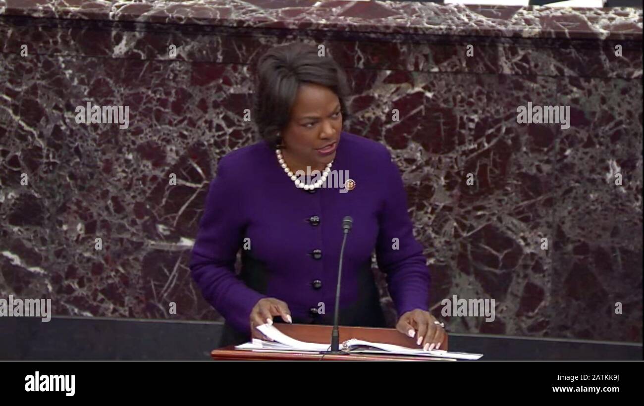 En esta imagen de la televisión del Senado de los Estados Unidos, la representante estadounidense Val Demings (demócrata de Florida) hace su argumento de cierre durante el juicio de destitución del presidente estadounidense Donald J. Trump en el Senado de los Estados Unidos en el Capitolio de los Estados Unidos en Washington, DC el lunes 3 de febrero de 2020. Crédito obligatorio: Televisión del Senado de EE.UU. A través de CNP /MediaPunch Foto de stock