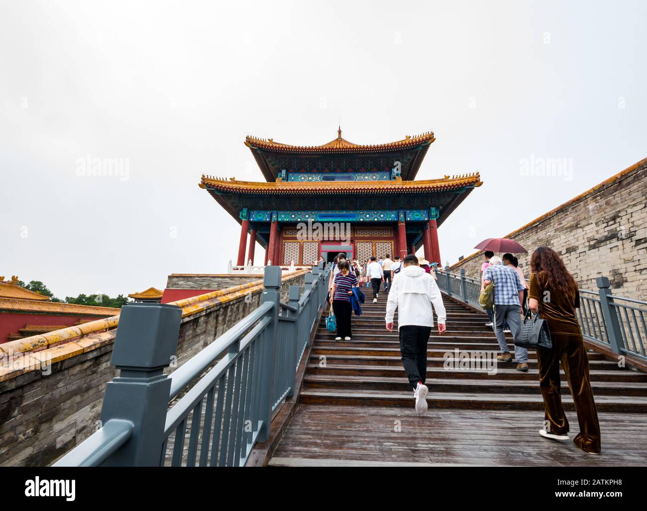 Los turistas que caminan por escaleras hasta el muro, Puerta De La Divina Proeza, Ciudad Prohibida, Beijing, China, Asia Foto de stock