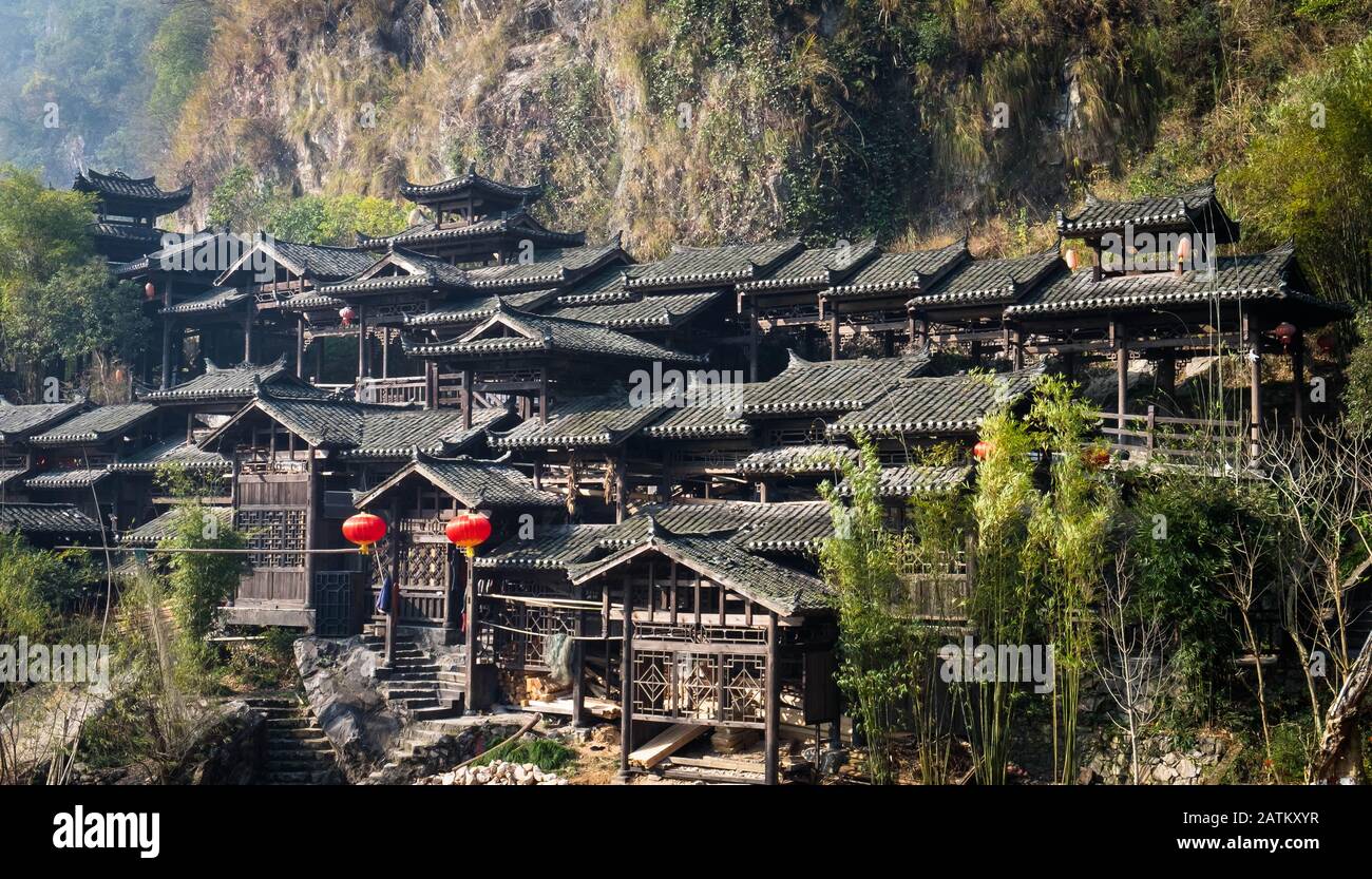 Yichang, HUBEI / CHINA - DEC 25 2019: El pueblo de madera junto con la colina junto al río Yangtze en la parte de La presa De Tres Gargantas. La presa gigante Foto de stock