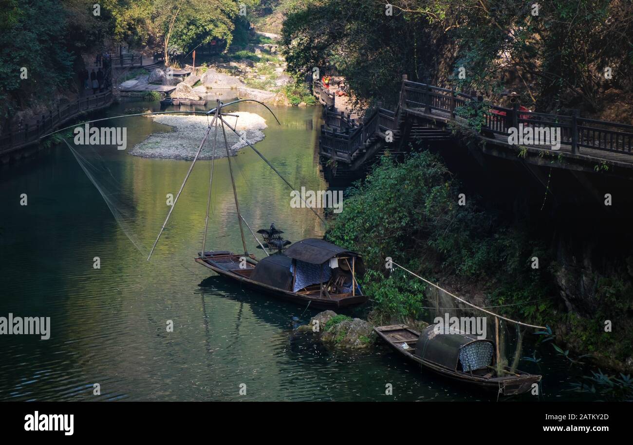 Yichang, HUBEI / CHINA - DEC 25 2019: La vida tradicional de los pescadores para mostrar la vida tradicional y China promovió el lugar de viaje en Foto de stock