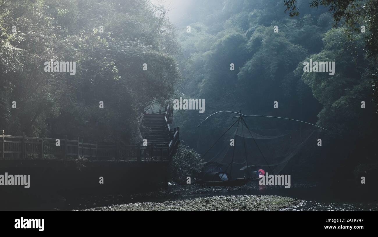 Yichang, HUBEI / CHINA - DEC 25 2019: La vida tradicional de los pescadores para mostrar la vida tradicional y China promovió el lugar de viaje en Foto de stock