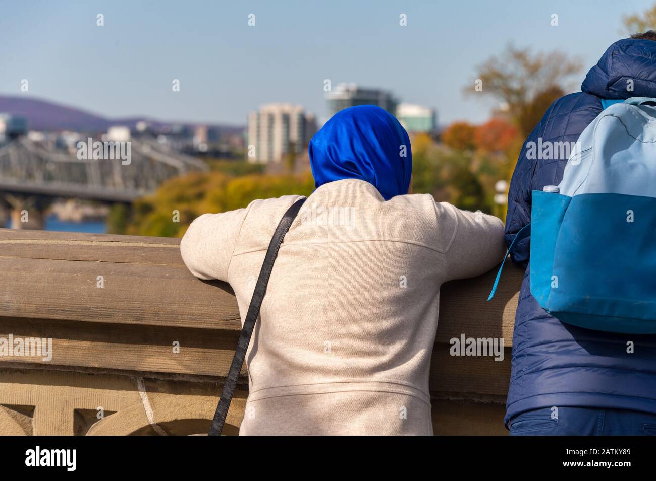Vista posterior de una mujer musulmana que lleva hijab Foto de stock