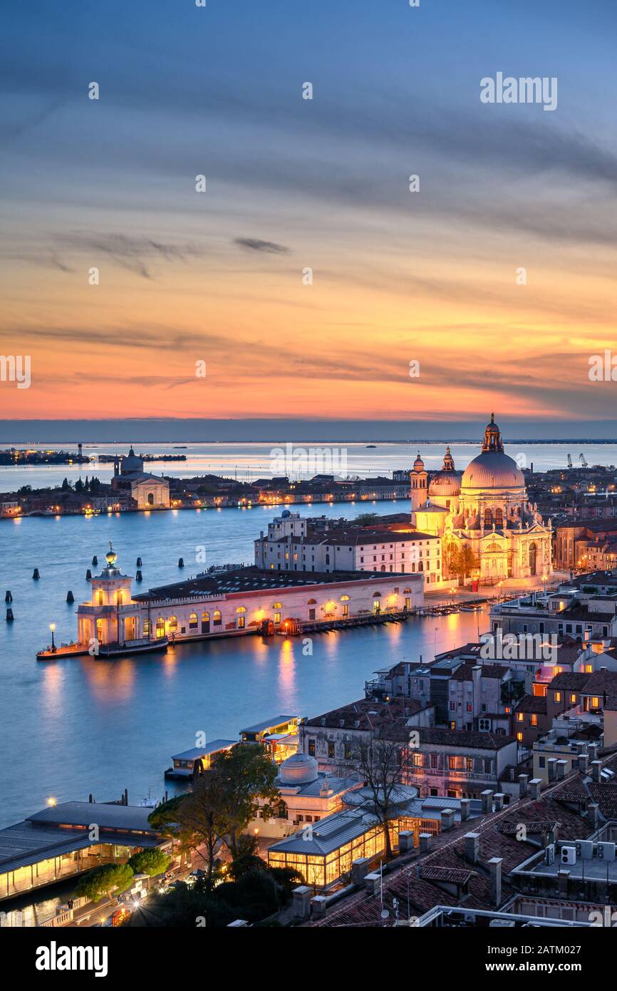 Vista aérea de la puesta de sol de la Basílica Santa Maria della Salute en Venecia, Italia Foto de stock