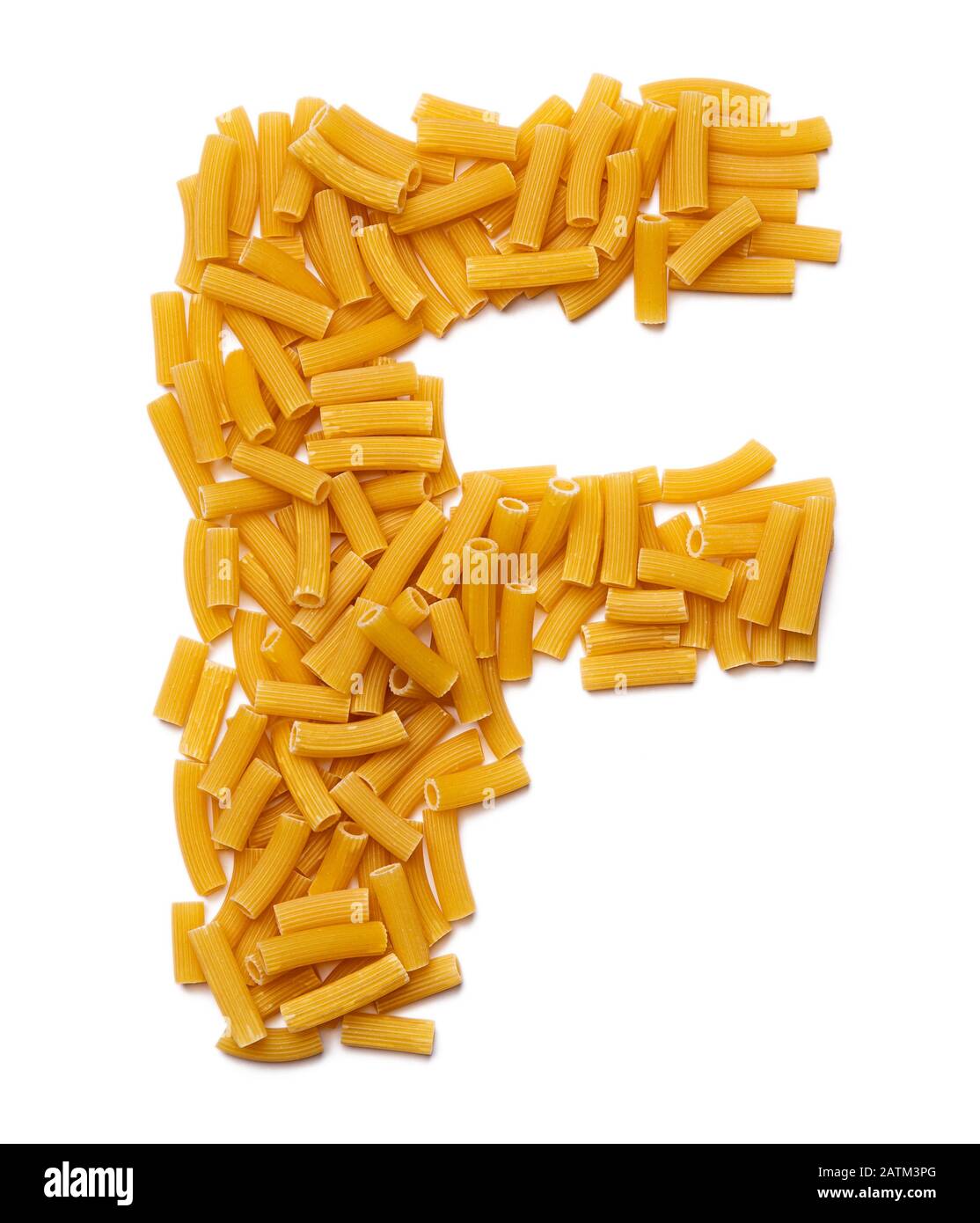 Letra F del alfabeto inglés de pasta seca sobre un fondo blanco aislado.  Patrón alimenticio hecho de tubos macarrones. Alfabeto brillante para las  tiendas Fotografía de stock - Alamy