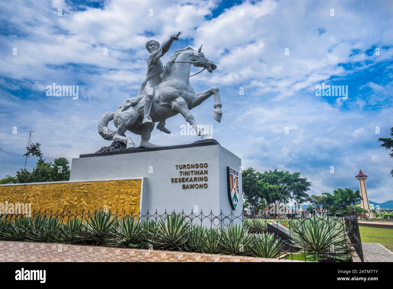 La estatua ecuestre del héroe nacional Indonesion Príncipe Diponegoro en Alun Alun-, plaza y parque central de la ciudad Javanesa central de Mag Foto de stock