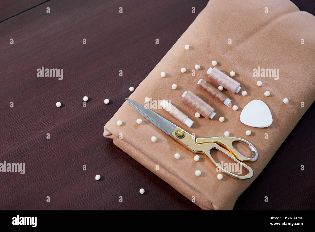 Grupo de objetos de costura tumbados sobre fondo negro de pizarra. Fondo horizontal para anuncios o embalajes. Foto de stock