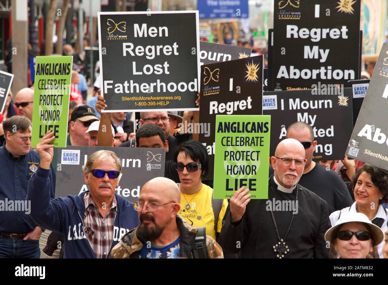 San Francisco, CA - 25 de enero de 2020: Participantes no identificados en El 16º Paseo anual por la vida marchando por Market Street sosteniendo señales pro vida y ba Foto de stock