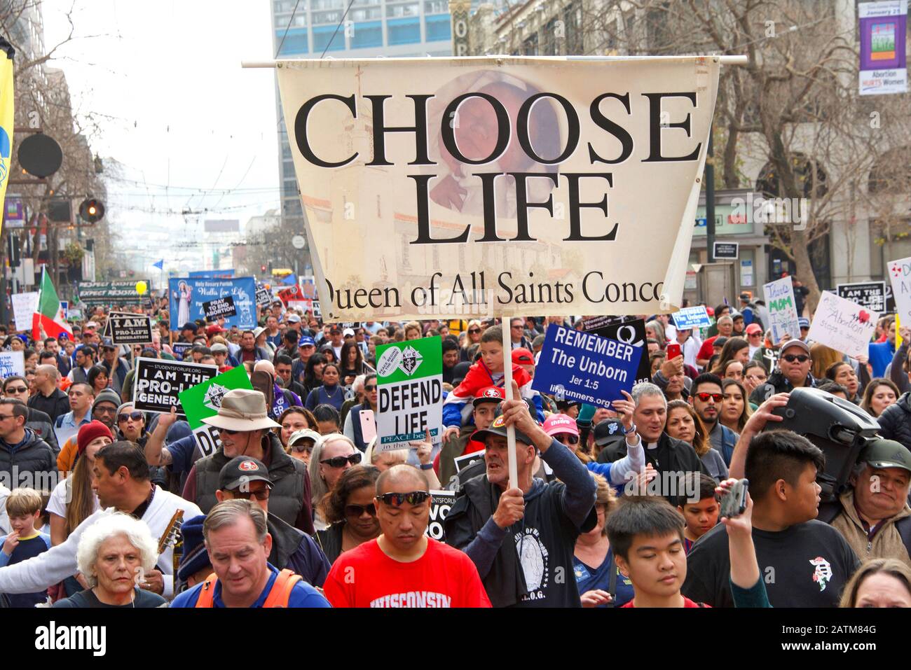 San Francisco, CA - 25 de enero de 2020: Participantes no identificados en El 16º Paseo anual por la vida marchando por Market Street sosteniendo señales pro vida y ba Foto de stock
