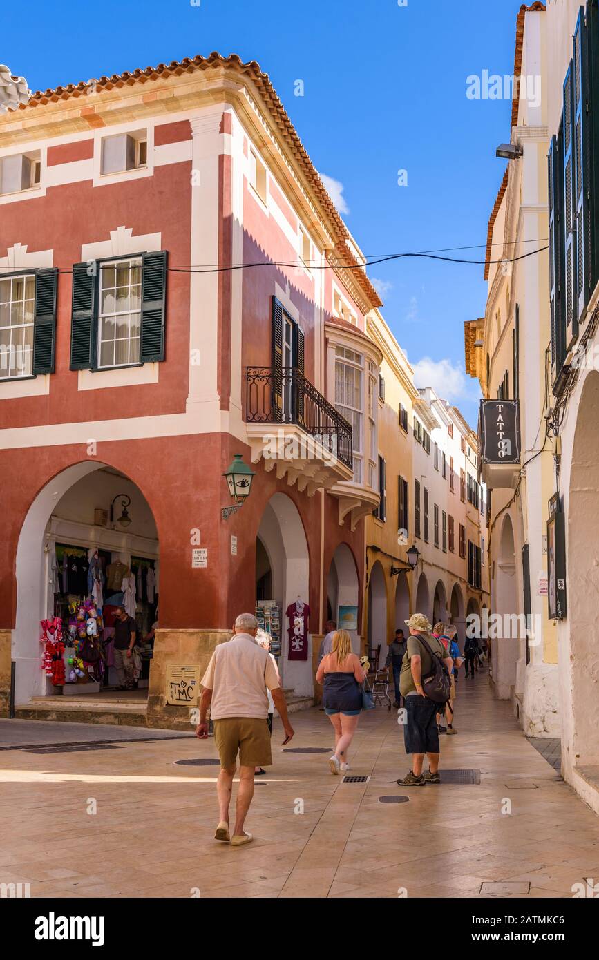 Menorca, España - 14 de octubre de 2019: Arquitectura del casco antiguo de  Ciutadella de Menorca Fotografía de stock - Alamy