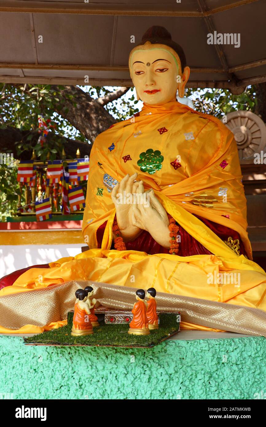 Ídolos de Buda y discípulos bajo el árbol sagrado Bodhi y complejo en