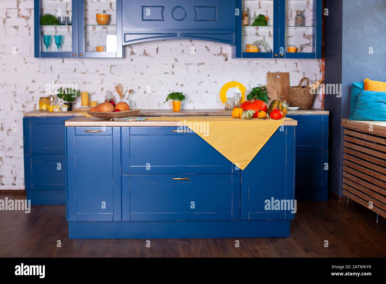 Interior de cocina azul moderno con interior de cocina de muebles