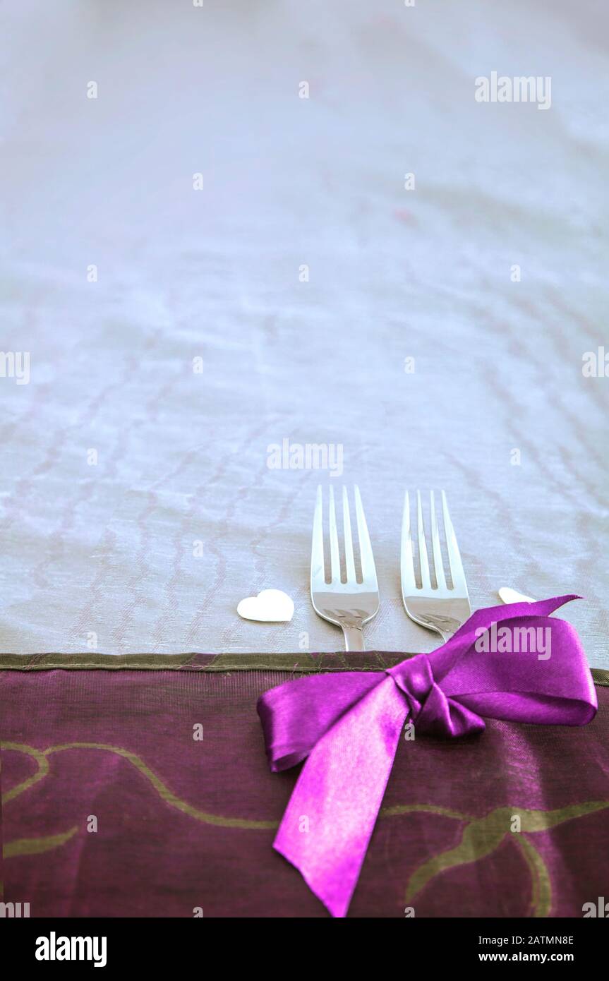 Día de San Valentín table.horquillas con cinta de color púrpura. Regalo para el día de San Valentín.St. Tabla de San Valentín Foto de stock