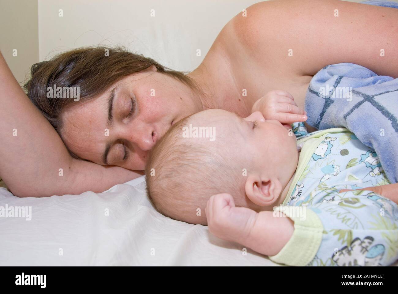 Baby Boy Josué Kailas Hudson de 15 semanas a chupar sus dedos dormir en la  cama con la madre Deborah aguas Fotografía de stock - Alamy