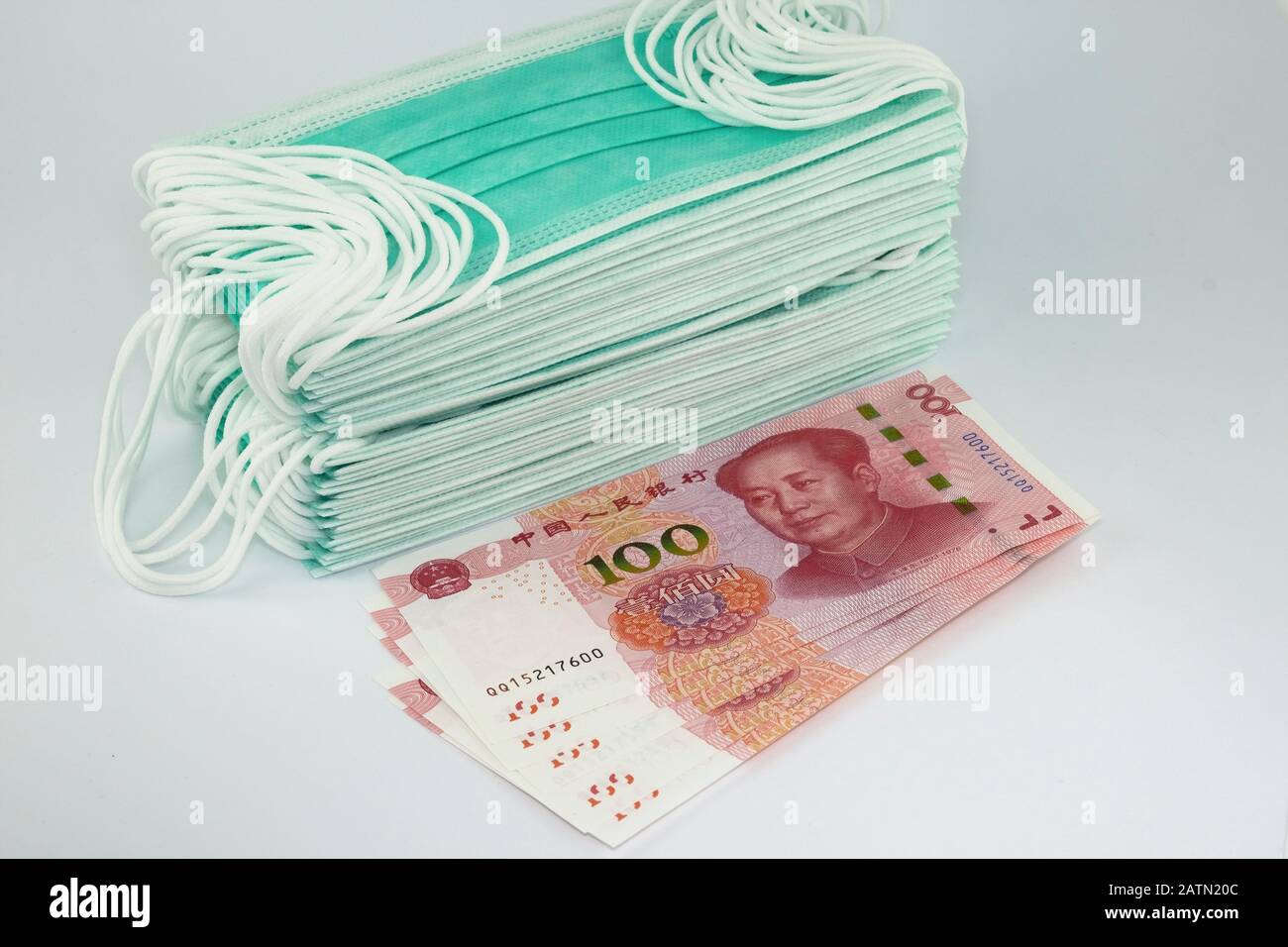 Máscaras faciales y dinero para cirugía antivirus. Foto conceptual para la escasez y alto precio de las máscaras durante la cuarentena en China. Foto de stock