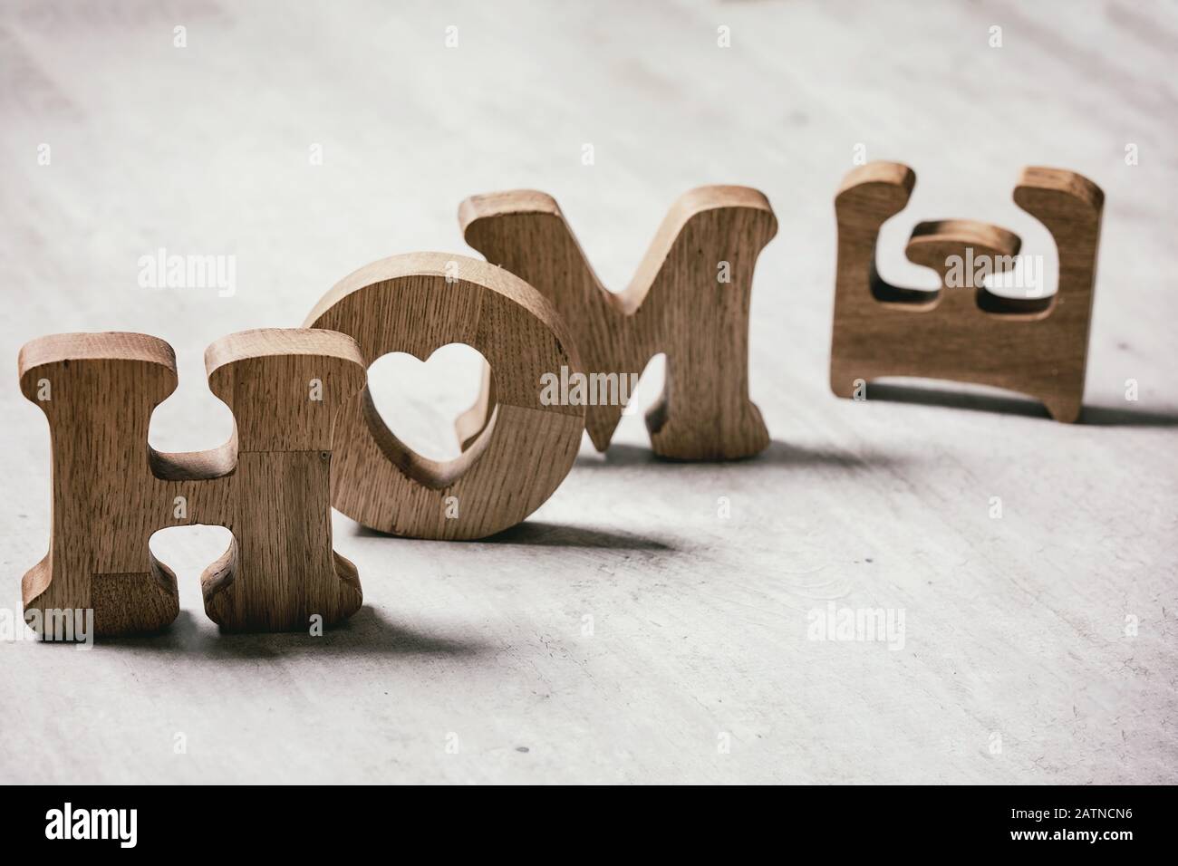 Letras decorativas de madera palabra HOME pie y recostada en textura gris  tabla. Concepto de amor o pérdida home Fotografía de stock - Alamy