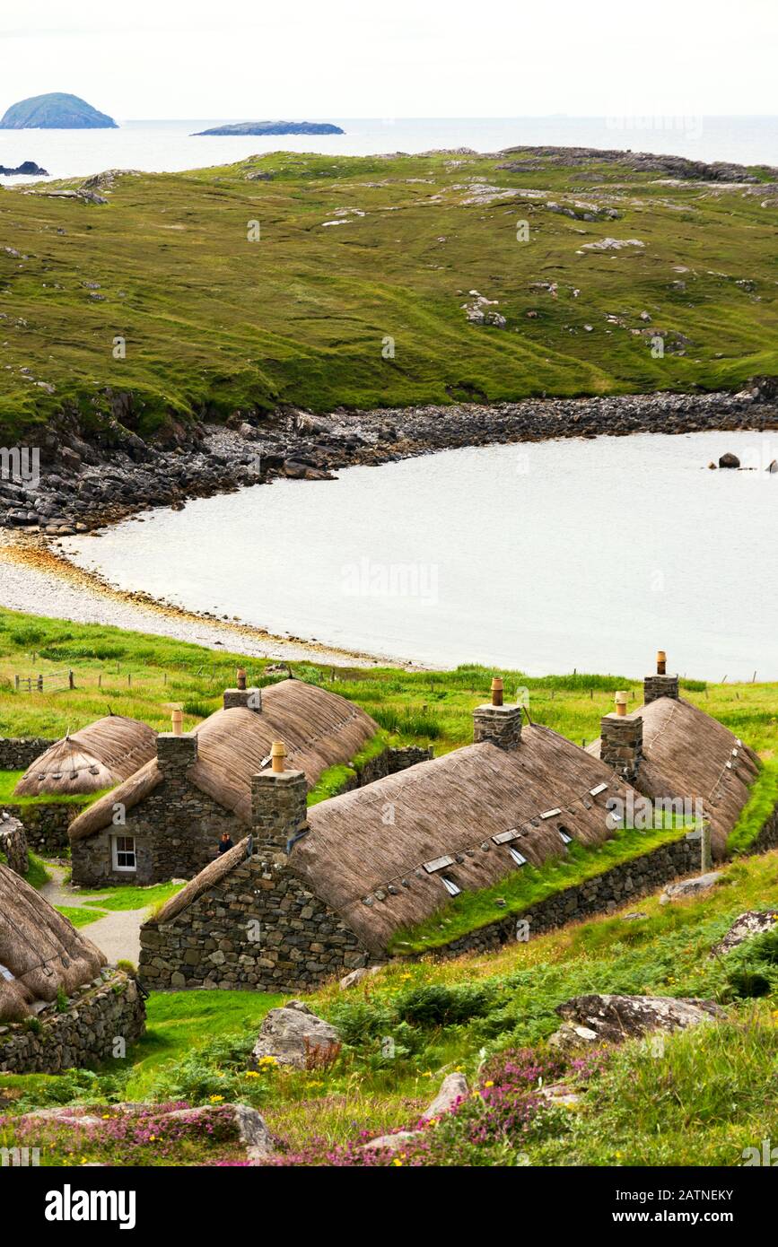 Pueblo de la casa negra de Gearrannan - casas tradicionales de paja y croft de Hebridean en la isla de Lewis en las Hébridas exteriores Foto de stock