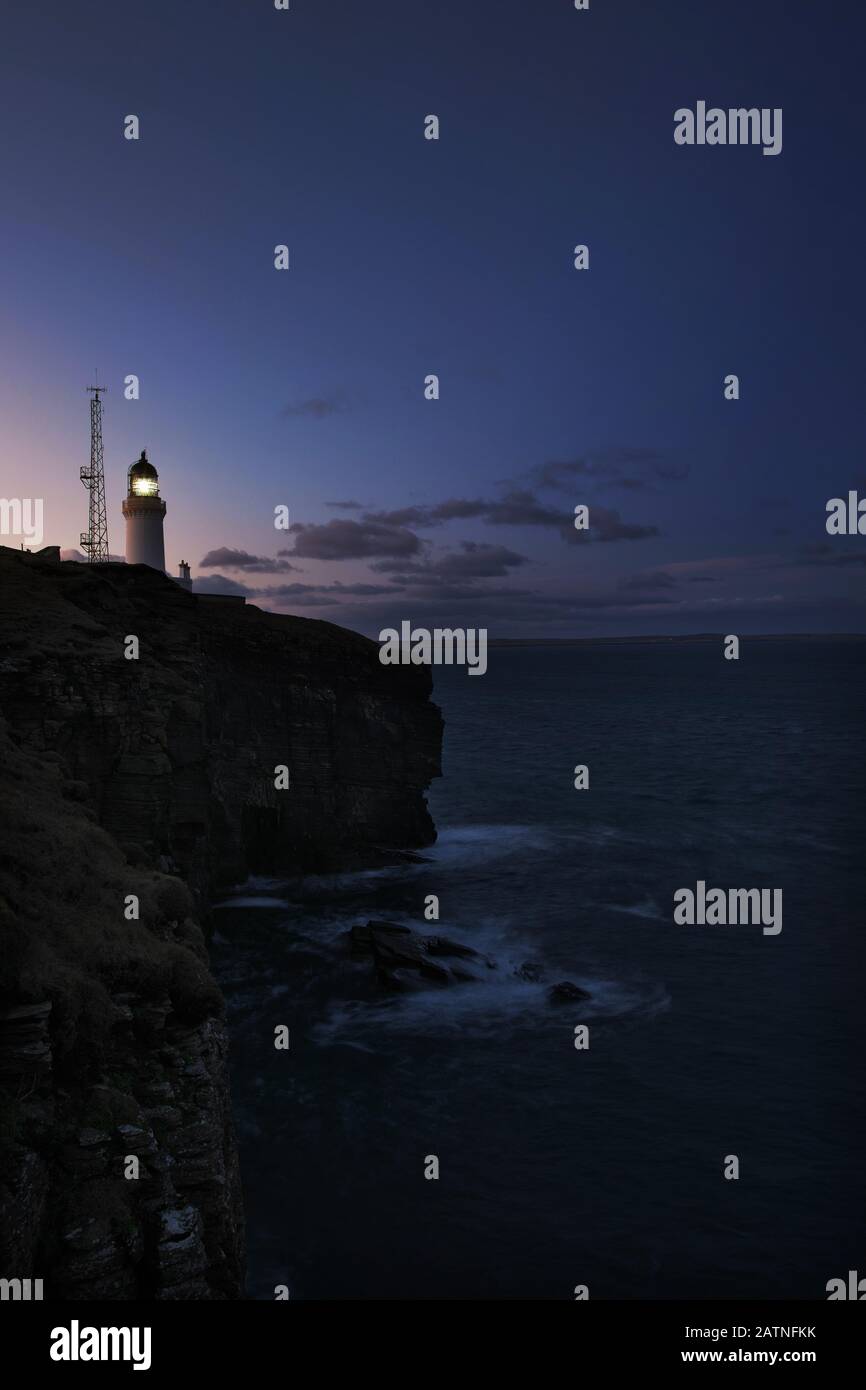 Faro De Noss Head, Cerca De Wick, Noreste De Escocia. Estrellas brillando brillante una tarde y noche mientras el faro brilla Foto de stock