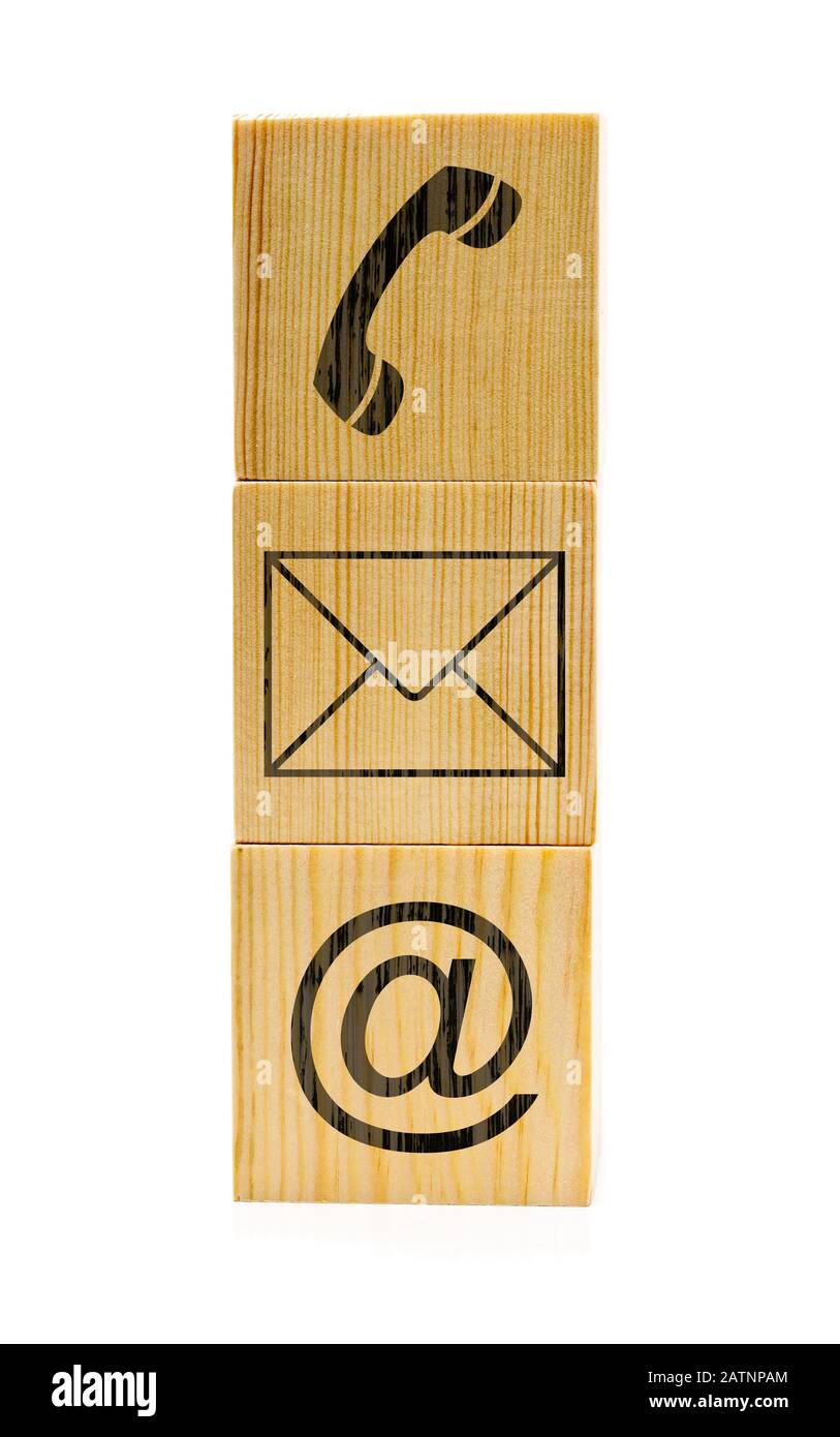 Póngase en contacto con nosotros símbolos con teléfono, correo electrónico y sobre iconos sobre cubos de madera marrón apilados sobre fondo blanco Foto de stock