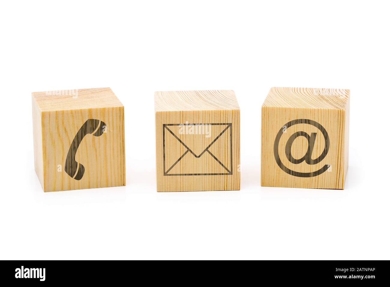 Póngase en contacto con nosotros símbolos con teléfono, correo electrónico y sobre iconos en cubos de madera marrón sobre fondo blanco Foto de stock