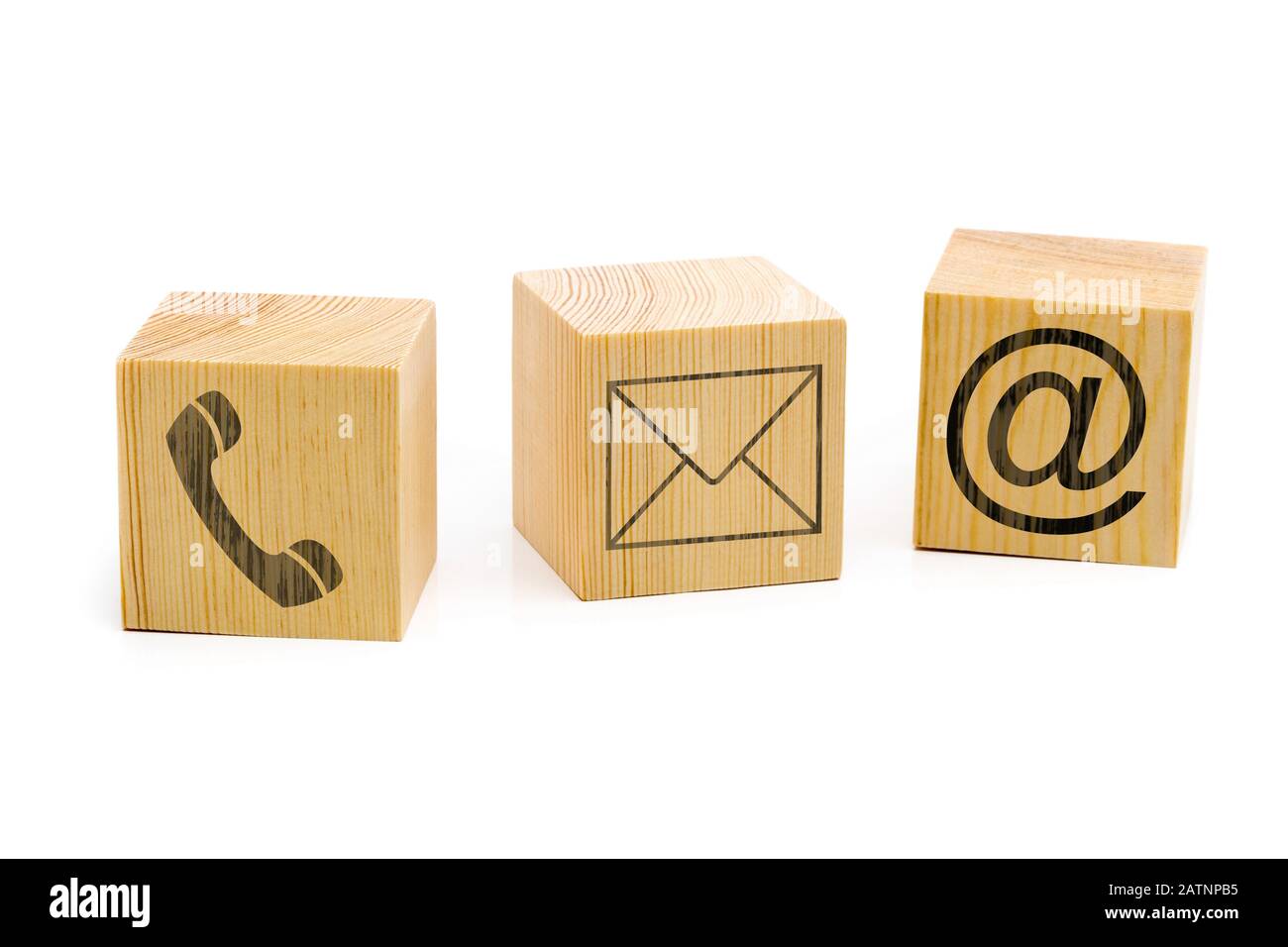 Póngase en contacto con nosotros símbolos con teléfono, correo electrónico e iconos de sobre en tres cubos de madera marrón sobre fondo blanco Foto de stock