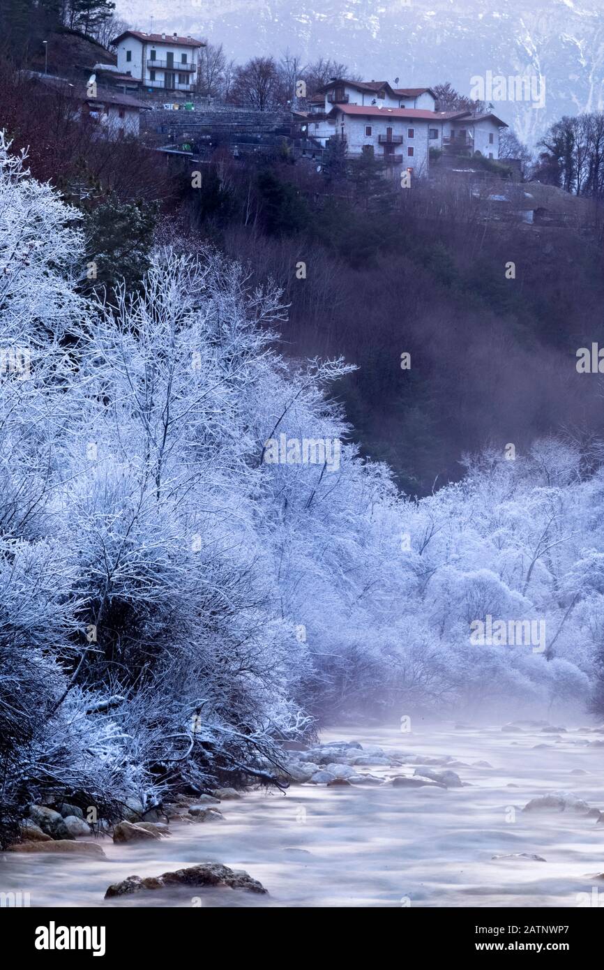 El arroyo Leno en un helado día de invierno. Trabileno, Provincia De Trento, Trentino Alto-Adige, Italia, Europa. Foto de stock