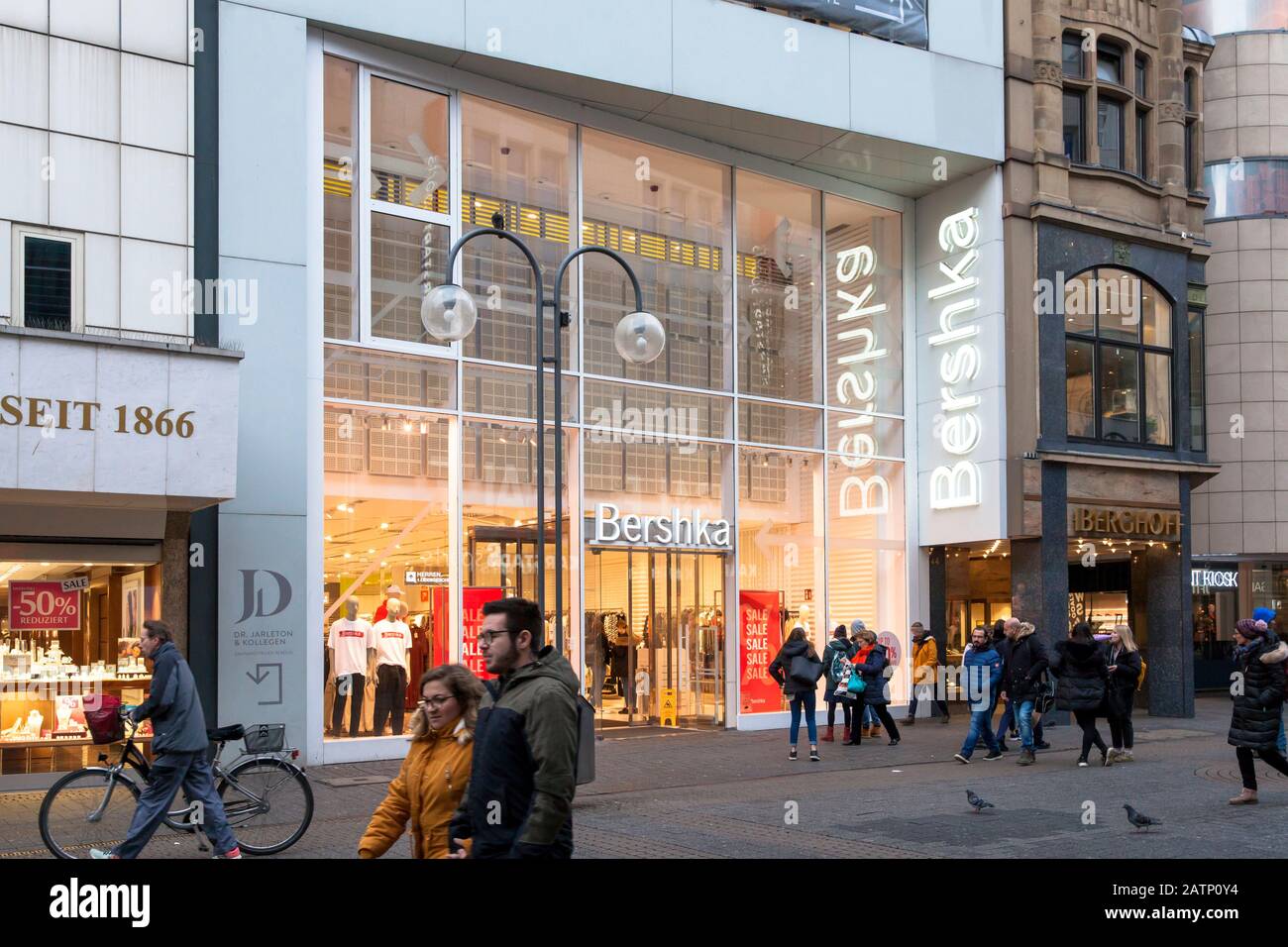 Tienda de moda Bershka en la calle comercial Schildergasse, Colonia, Alemania. Modegeschaeft Bershka En Der Einkaufsstrasse Schildergasse, Koeln, Deutschl Foto de stock