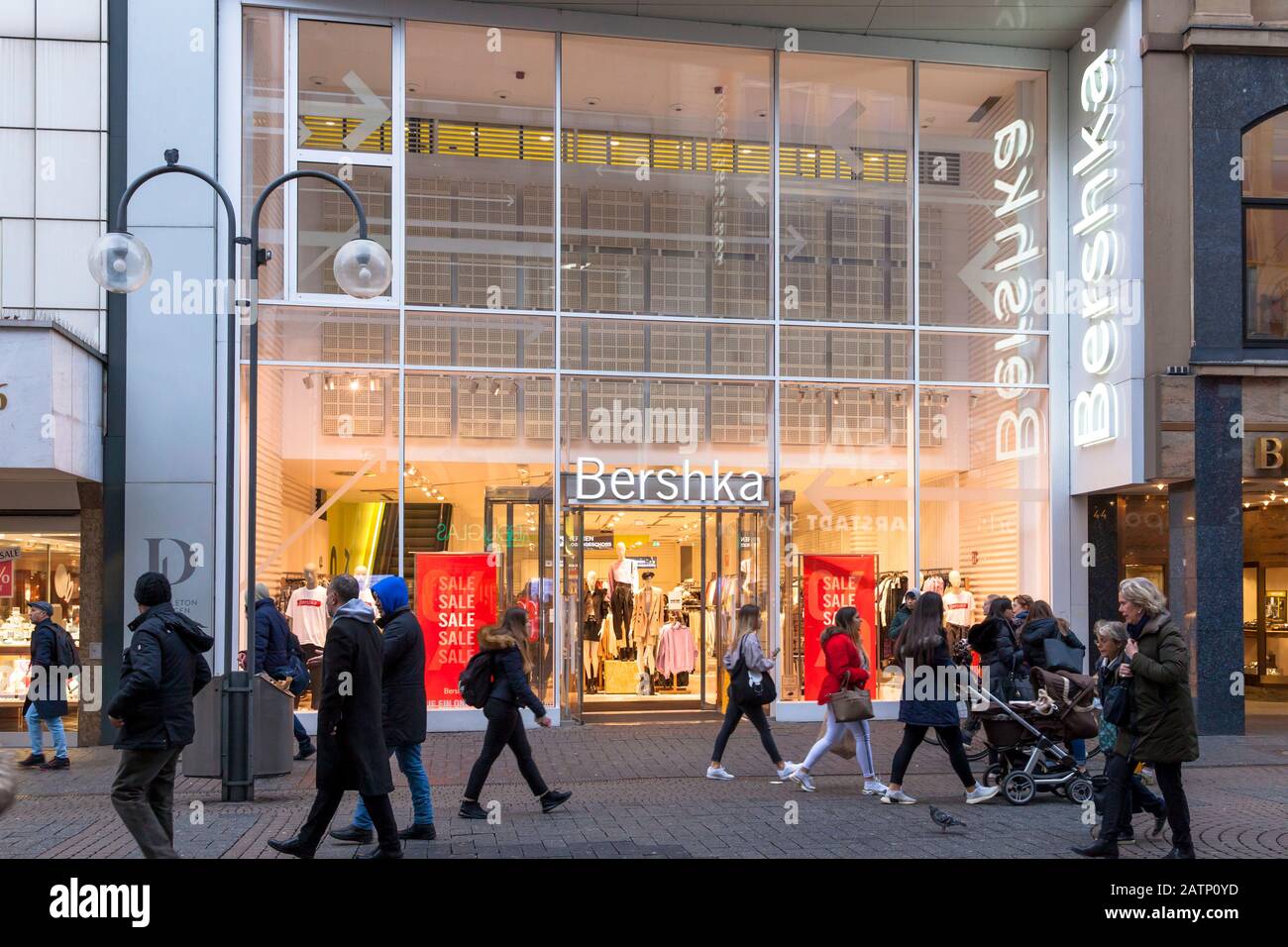 Tienda de moda Bershka en la calle comercial Schildergasse, Colonia, Alemania. Modegeschaeft Bershka En Der Einkaufsstrasse Schildergasse, Koeln, Deutschl Foto de stock