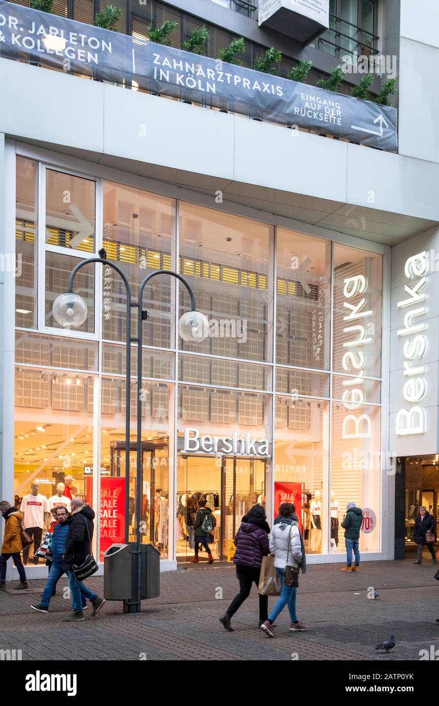 Tienda de moda Bershka en la calle comercial Schildergasse, Colonia, Alemania. Modegeschaeft Bershka En Der Einkaufsstrasse Schildergasse, Koeln, Deutschl Foto de stock