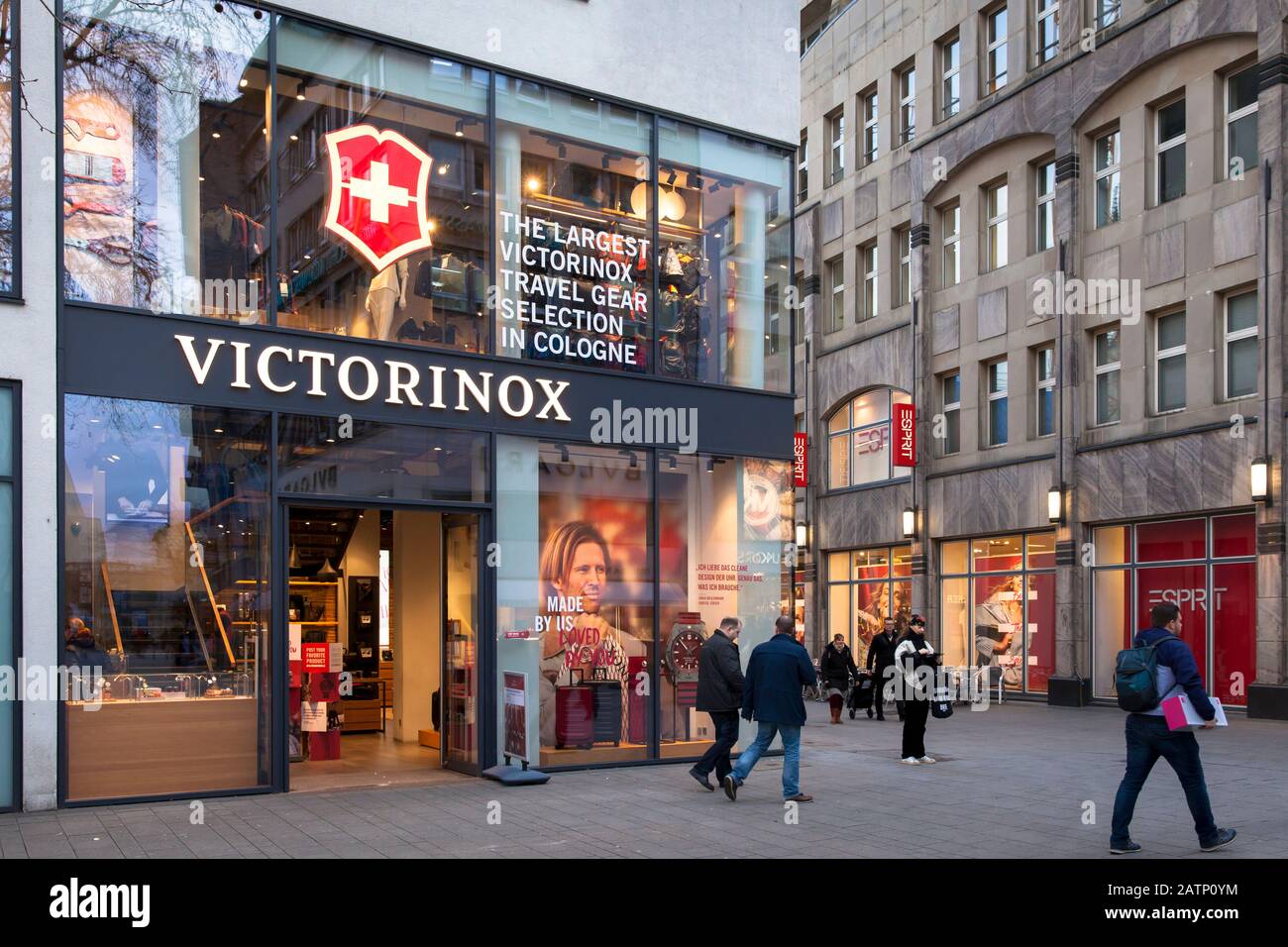 Tienda Victorinox en la plaza Wallraf, Colonia, Alemania. Tienda der  Victorinox am Wallrafplatz, Koeln, Deutschland Fotografía de stock - Alamy