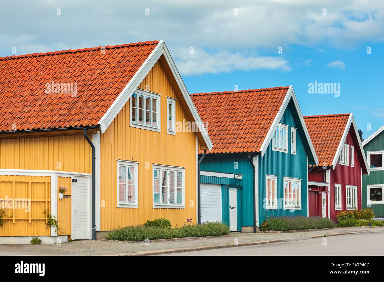 Antiguas casas de madera de colores en la ciudad de Karlskrona, Suecia Foto de stock