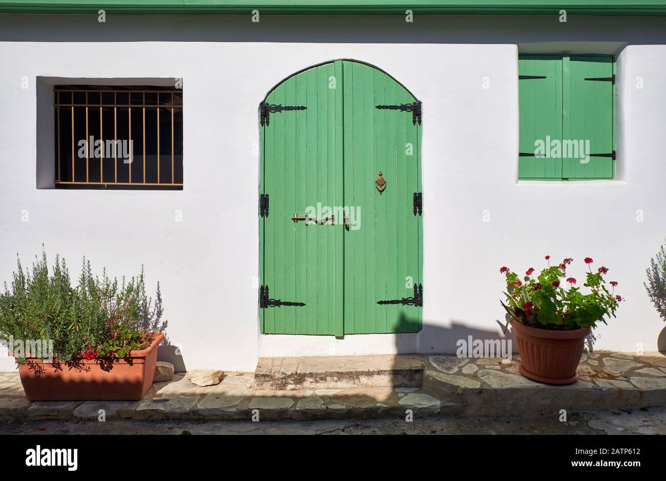 La vista de la casa de campo tradicional con persianas verdes y puerta en el pueblo de Lania. Chipre Foto de stock